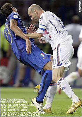 Materazzi (sale connard) contre le Boss (Zizou)...