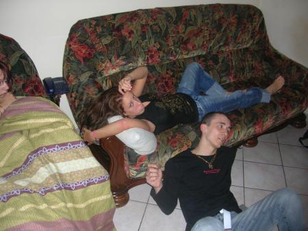 LN, mOi FeAt NiKo...